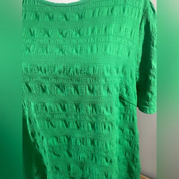 SHEIN Woman’s Grass Green Top with button on backside and slight puff sleeve 1x - Picture 3 of 6
